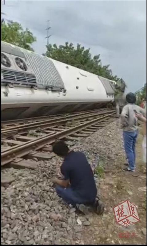 武汉测试地铁翻车