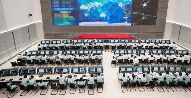 8月2日，在北京航天飞行控制中心，航天科技人员在现场工作。