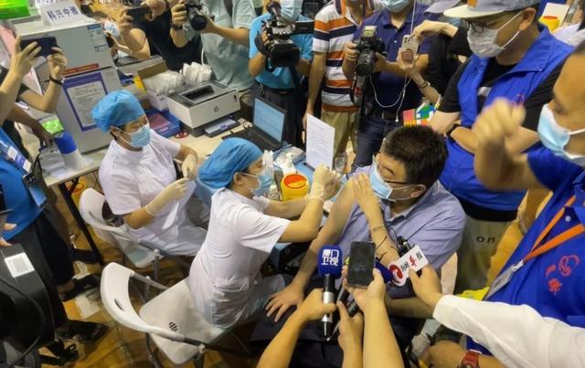 台湾学者邱毅在厦门接种新冠疫苗